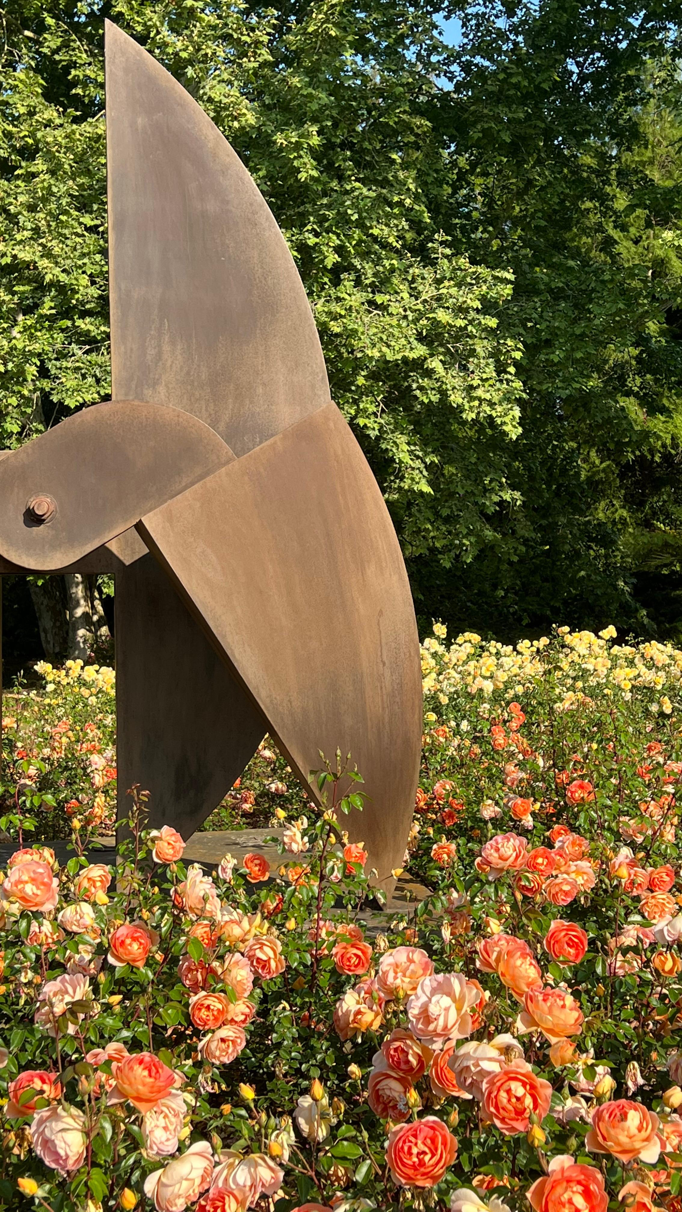 Escultura entre las rosas del Rosedal
