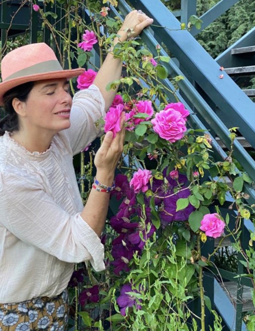 Inés Berton disfrutando de las rosas junto a la escalera del Rosedal